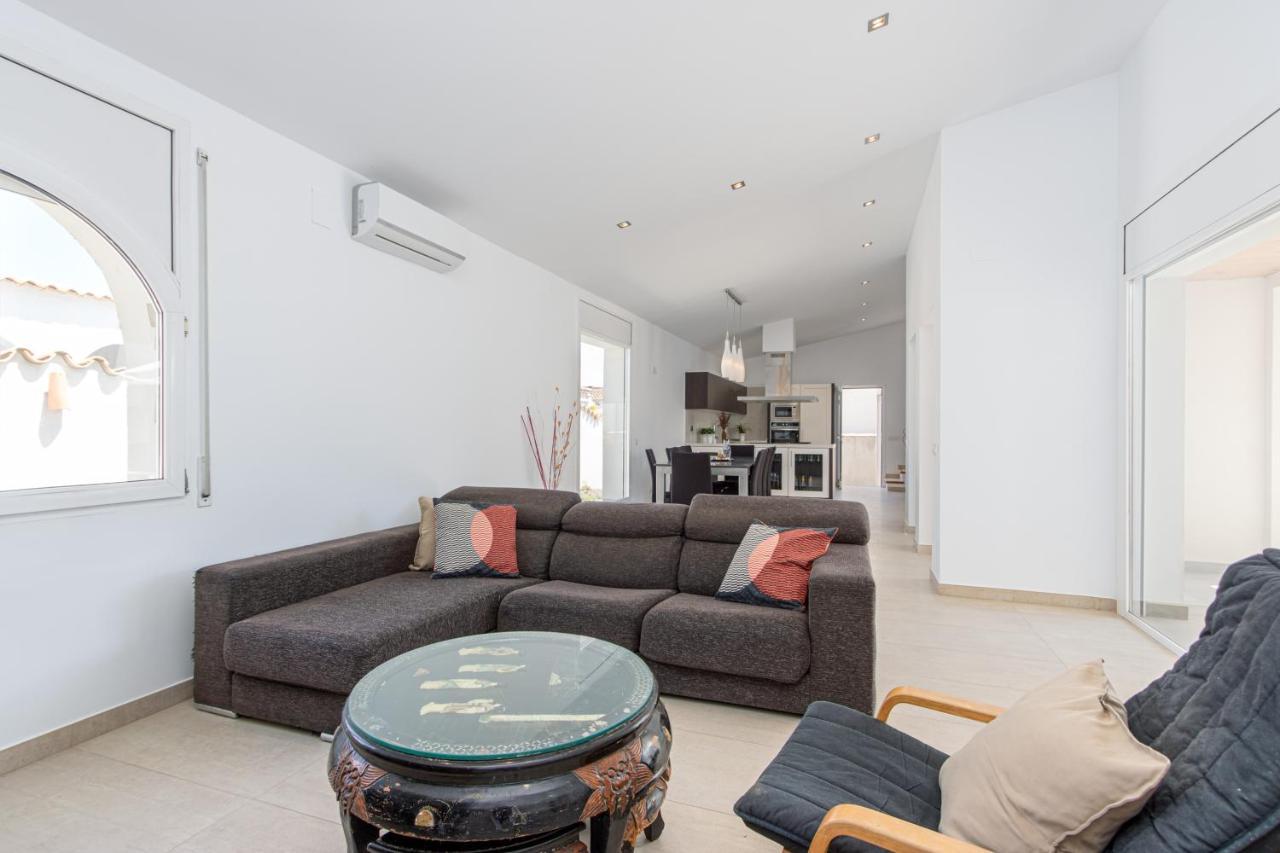 Goldhome - New House With Private Heated Pool, Parking, Wifi, Games Room Empuriabrava Bagian luar foto
